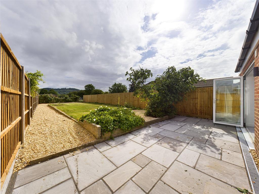 Hillview Drive, Hucclecote, Gloucester, Gloucestershire, GL3 3 bed