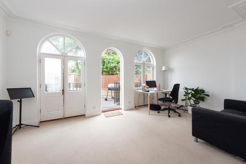 4 bedroom end of terrace house to rent, Iveley Road,London