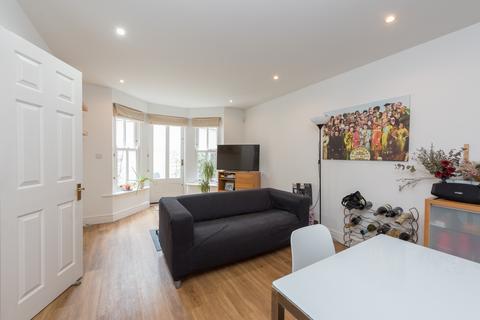 4 bedroom end of terrace house to rent, Iveley Road,London