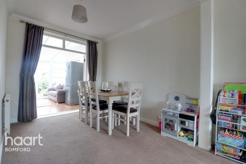 192 Collier Row Lane, Romford, RM5 3JB