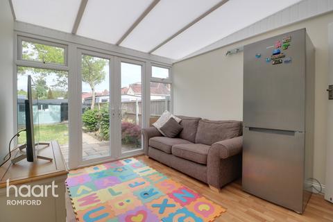 192 Collier Row Lane, Romford, RM5 3JB