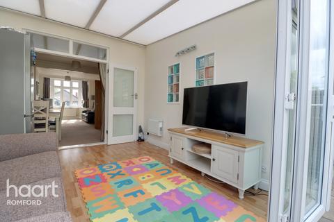 192 Collier Row Lane, Romford, RM5 3JB