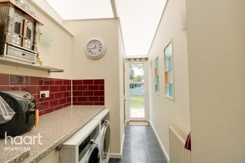 192 Collier Row Lane, Romford, RM5 3JB