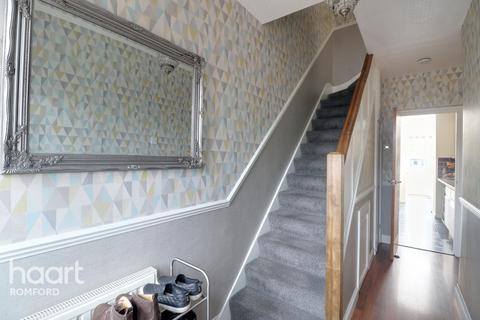 192 Collier Row Lane, Romford, RM5 3JB