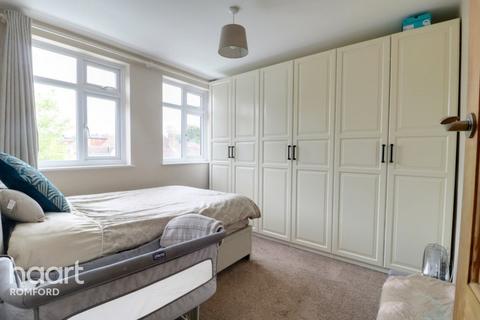 192 Collier Row Lane, Romford, RM5 3JB