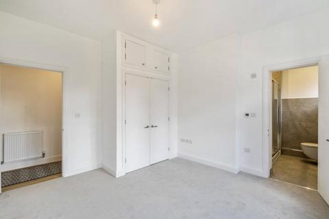 Flat 3, 1 Whitefriars Close, Ashtead, KT21 2EB