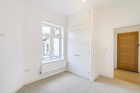 Flat 3, 1 Whitefriars Close, Ashtead, KT21 2EB
