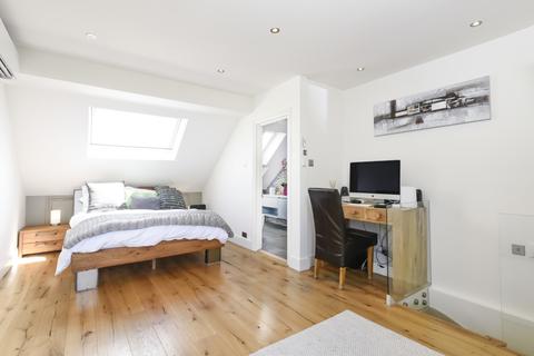 3 bedroom flat to rent - Clonmore Street Southfields SW18