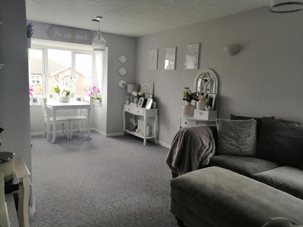 Cotswold Way, Worcester Park KT4 2 bed flat £1,295 pcm (£299 pw)
