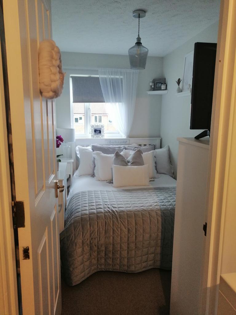 Cotswold Way, Worcester Park KT4 2 bed flat £1,295 pcm (£299 pw)