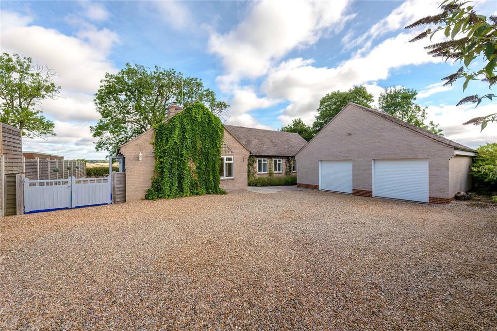 Glapthorn Road, Oundle... 4 bed bungalow £2,800 pcm (£646 pw)
