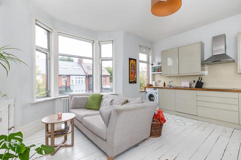 3 bedroom flat for sale - Leghorn Road, London