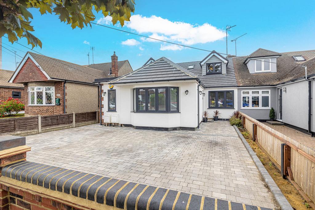 Nelson Road, Rayleigh, SS6 4 bed semidetached house £600,000