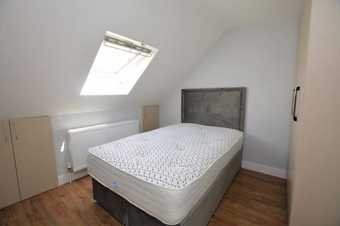 Property to rent - Rochfords Gardens, Slough