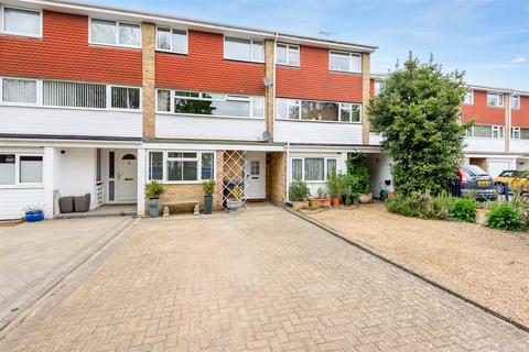 26 Birch Grove, Windsor, SL4 5RT