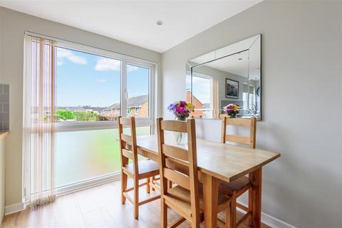 26 Birch Grove, Windsor, SL4 5RT