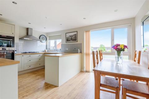 26 Birch Grove, Windsor, SL4 5RT