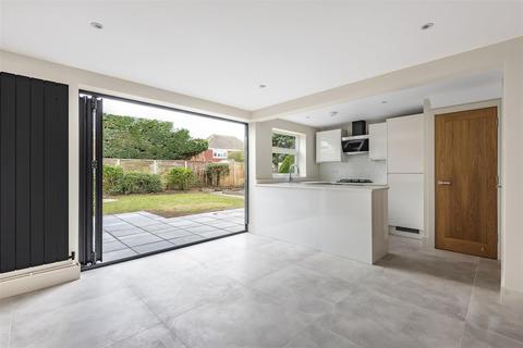 11 Follett Close, Old Windsor, Windsor, SL4 2NZ