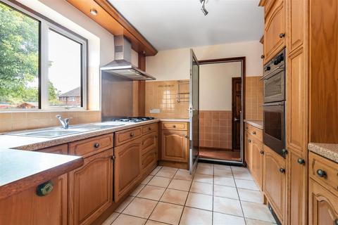 15 Tudor Way, Windsor, SL4 5LT