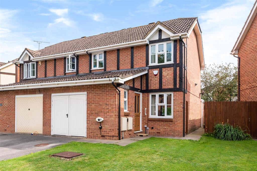 Stonebridge Field, Eton, Windsor 3 bed semidetached house £525,000