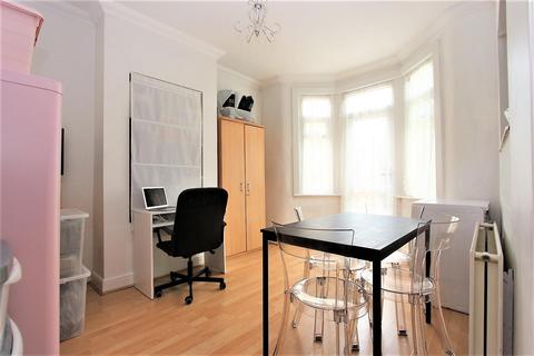 33 Warwick Road, Chingford, London, E4 8NN