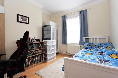 33 Warwick Road, Chingford, London, E4 8NN