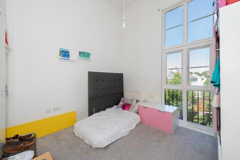 2 bedroom flat for sale - Queens Court, Revere Way, Ewell