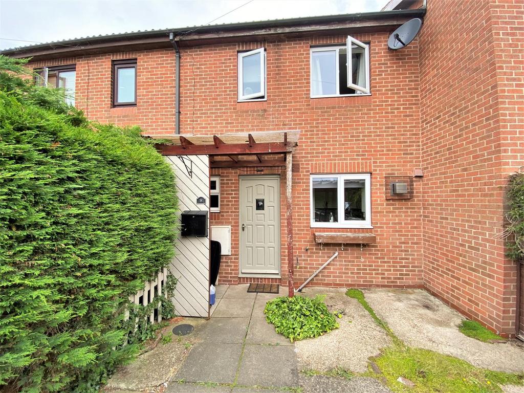 Regents Close, Collingham, Newark 3 bed terraced house £180,000