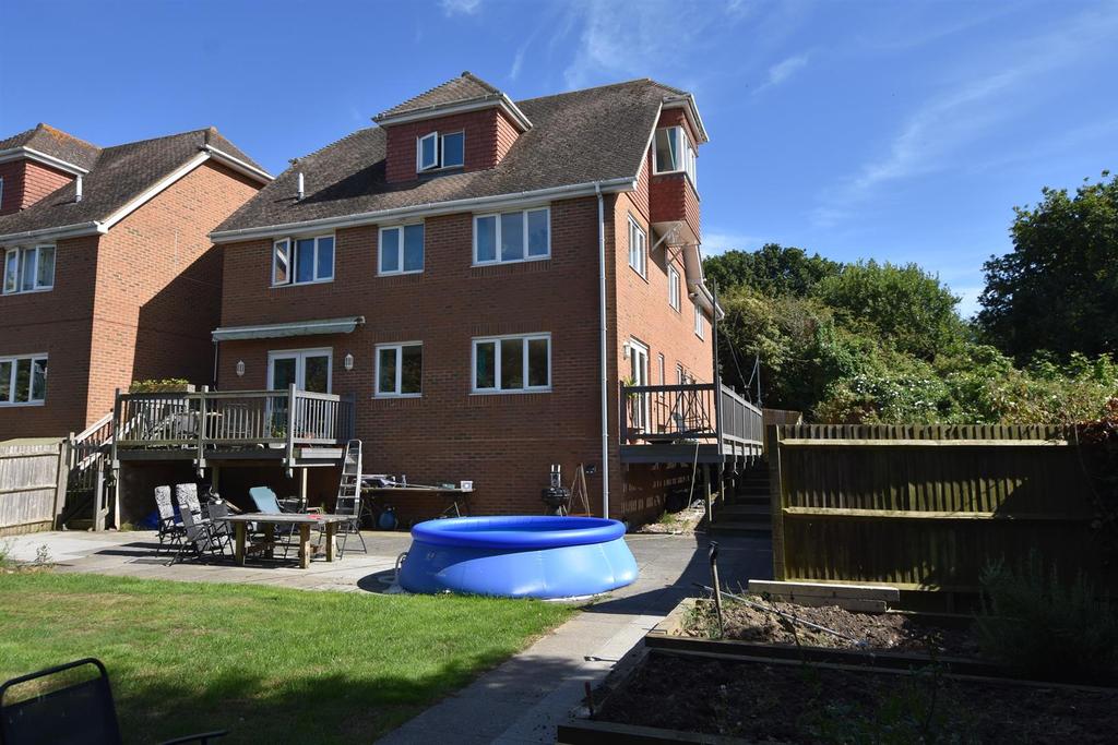 Welbeck Avenue, St. LeonardsOnSea 6 bed detached house £600,000