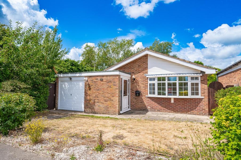 Woodview Road, Dunmow 3 bed detached bungalow £475,000