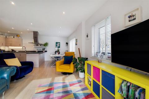 2 bedroom flat for sale - Thornbury Way, London