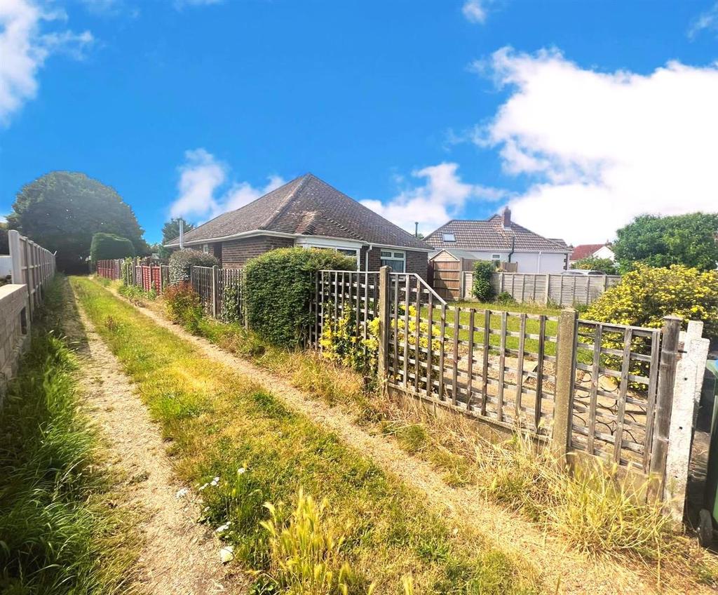 The Downsway, Portchester 2 bed detached bungalow £400,000