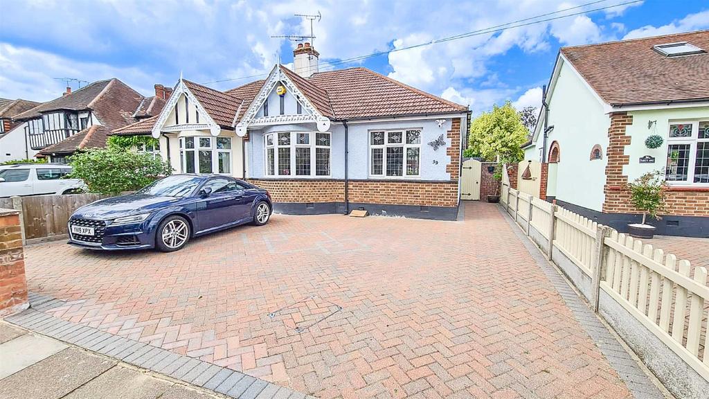 Blenheim Chase, LeighOnSea 2 bed bungalow for sale £500,000