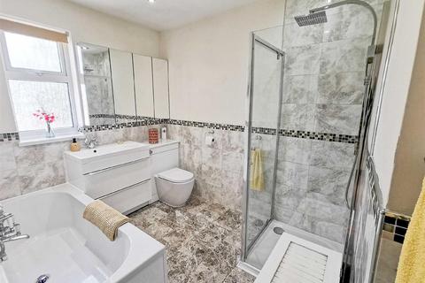 39 Blenheim Chase, Leigh-on-sea, SS9 3BZ