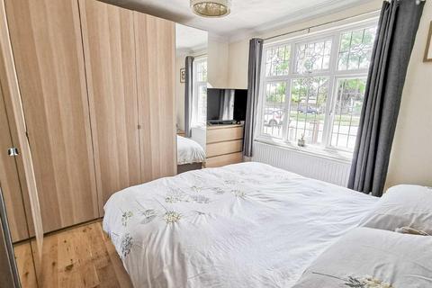 39 Blenheim Chase, Leigh-on-sea, SS9 3BZ