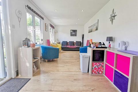 39 Blenheim Chase, Leigh-on-sea, SS9 3BZ