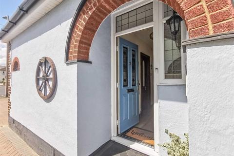 39 Blenheim Chase, Leigh-on-sea, SS9 3BZ