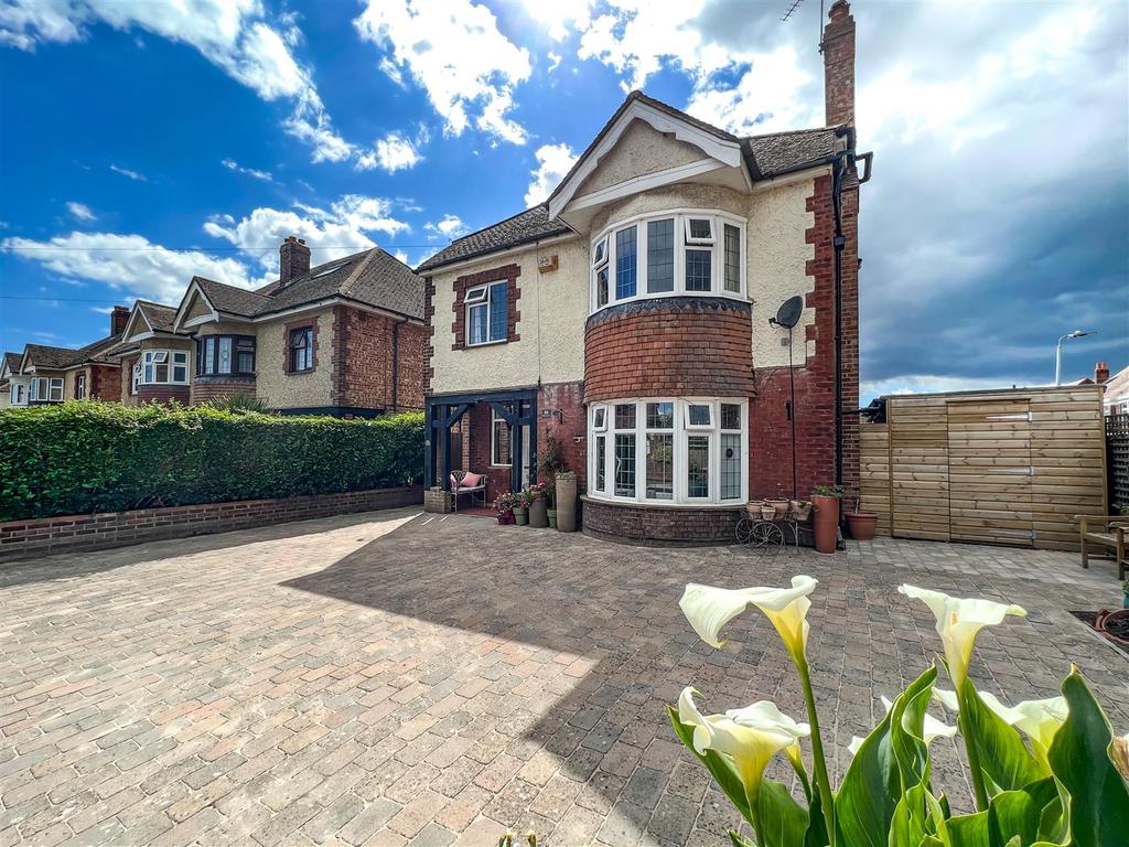 Tregaron Avenue, Drayton 5 bed detached house £675,000