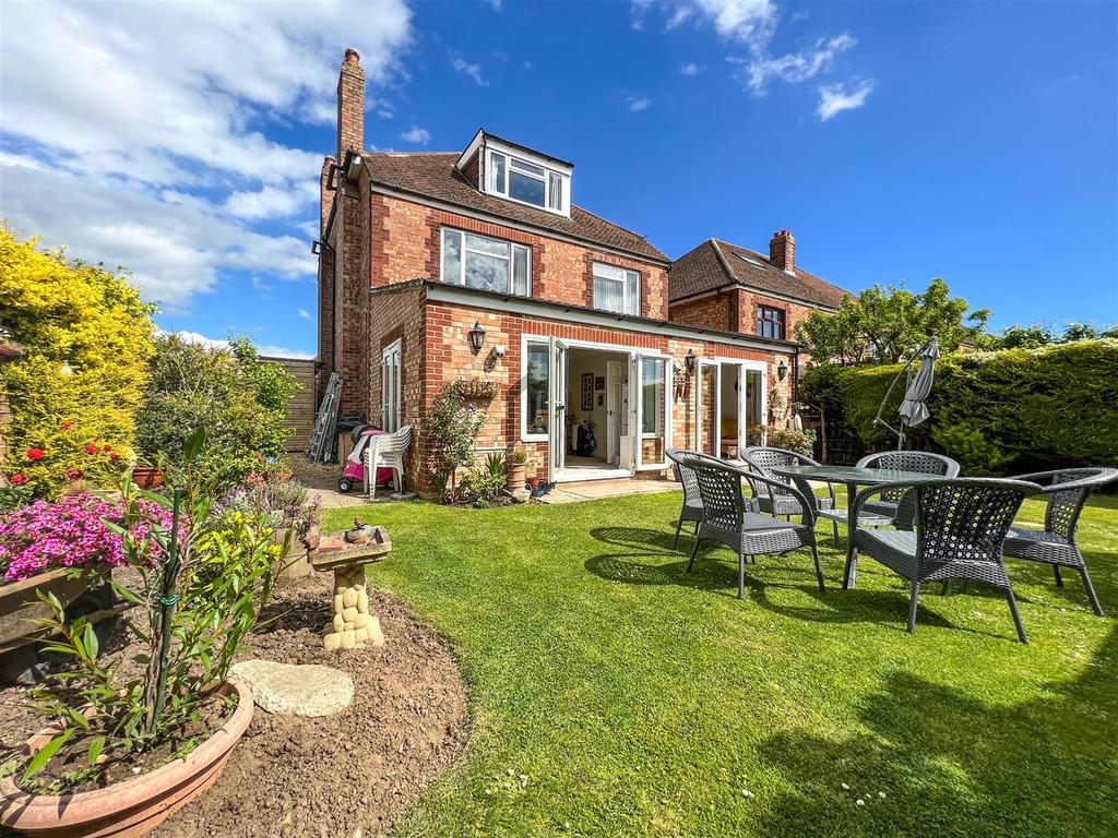 Tregaron Avenue, Drayton 5 bed detached house £675,000