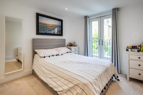 2 bedroom flat to rent - Almeric Road, Clapham Junction