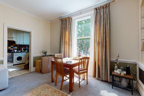 2 bedroom flat to rent - Elsham Road
