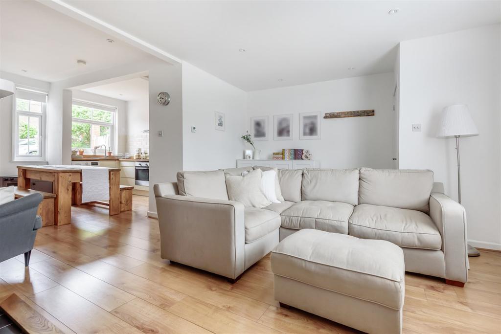 Queen Street, Emsworth, PO10 2 bed flat £300,000