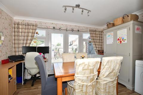 26 Weavers Way, Ashford, TN23 5DY