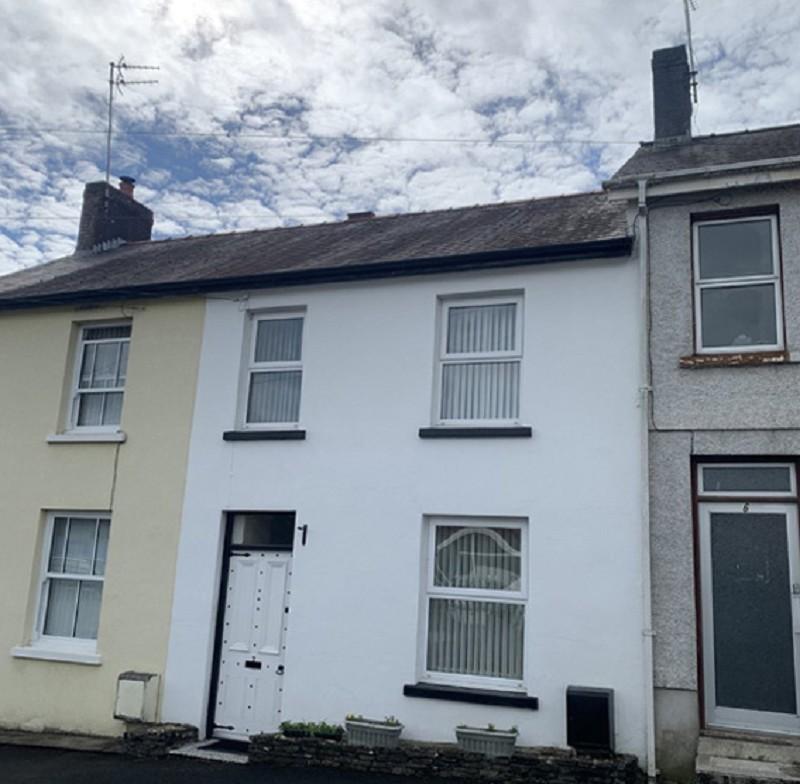 Thomas Terrace, Llandeilo... 3 bed terraced house £165,000