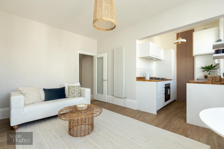 EGERTON ROAD, BEXHILLONSEA, TN39 2 bed flat £1,100 pcm (£254 pw)