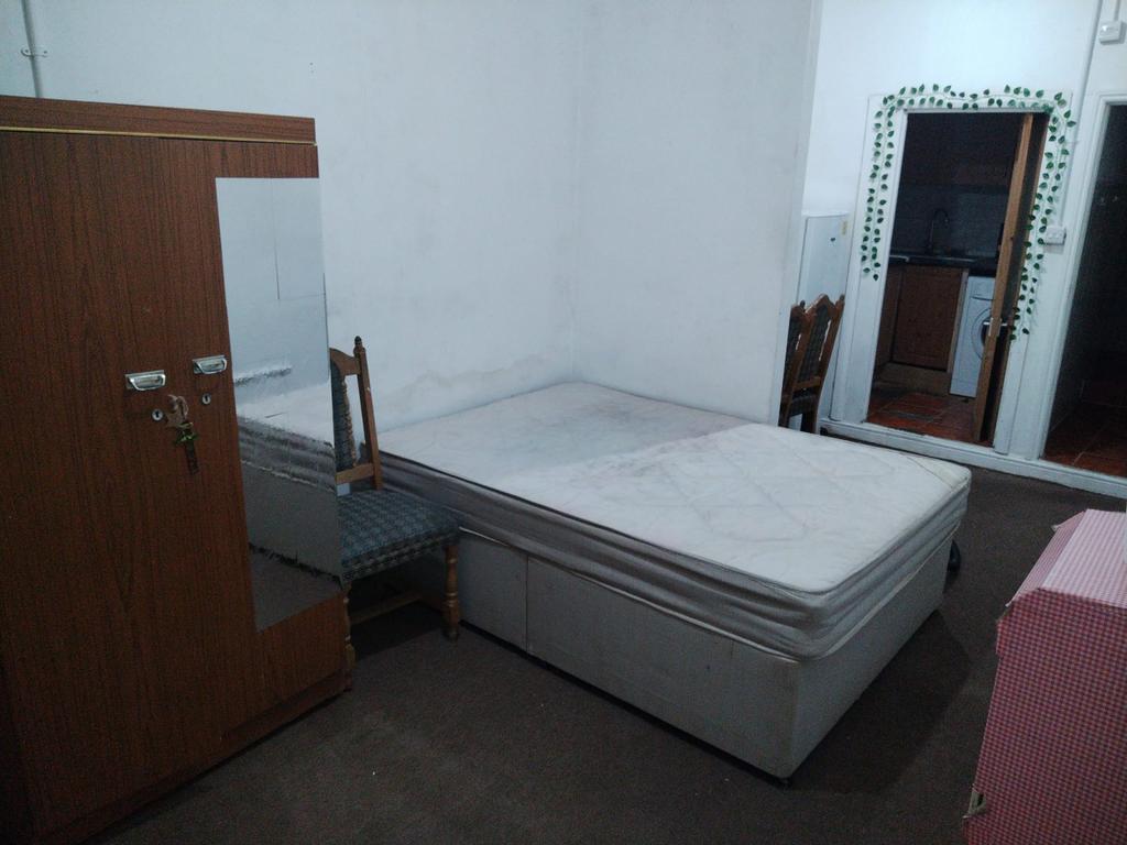 Ground Floor Studio Off Northolt Road With South