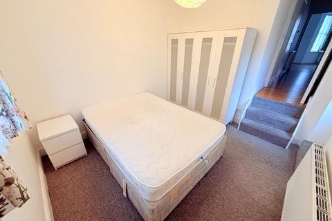 Mayes Road, Wood Green