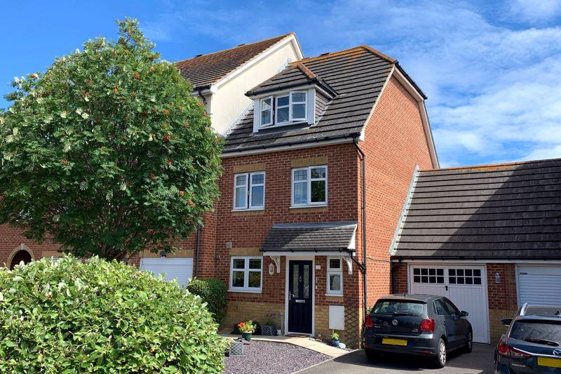 Fitzroy Drive, LeeOnTheSolent, PO13 3 bed townhouse £379,995
