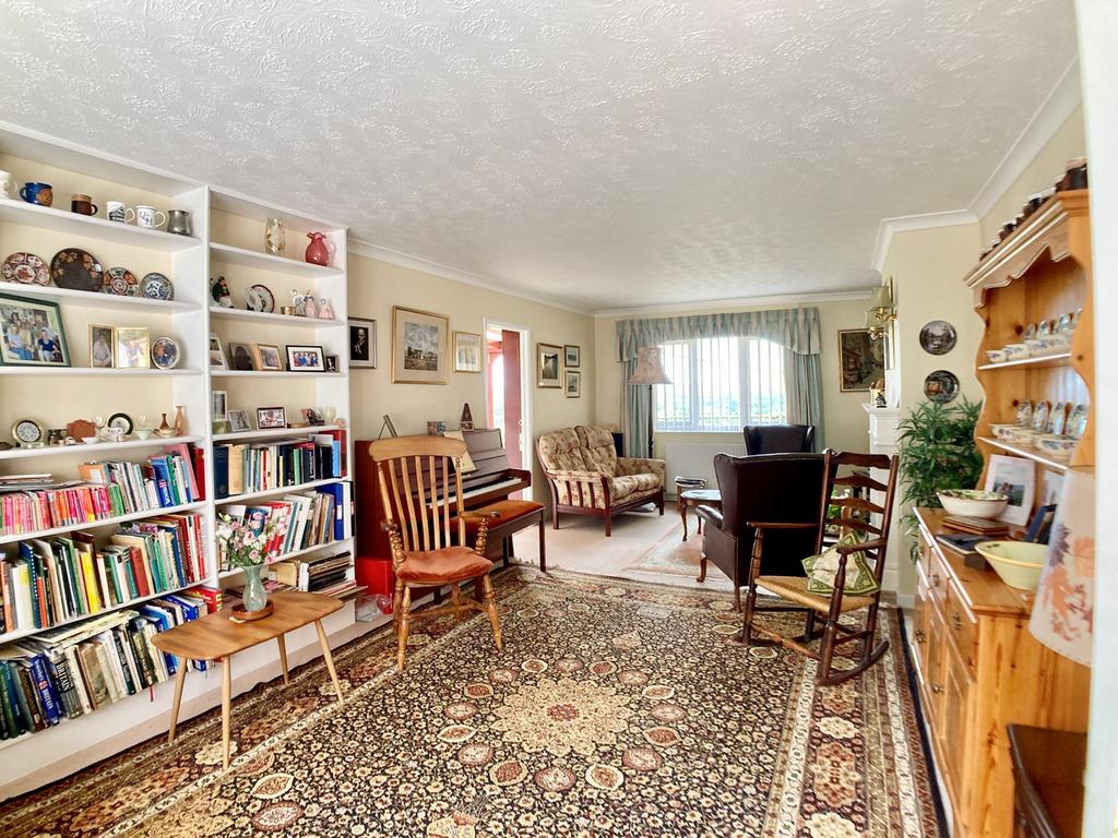 Bank Crescent, Ledbury, HR8 2 bed detached house £595,000