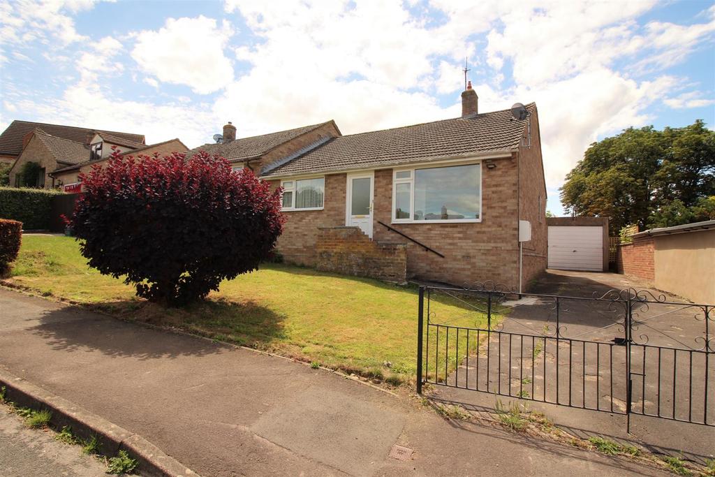 Larksfield Road, Kingscourt, Stroud 2 bed semidetached bungalow for